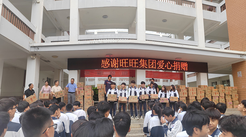 旺旺六一送礼到红土高原学校